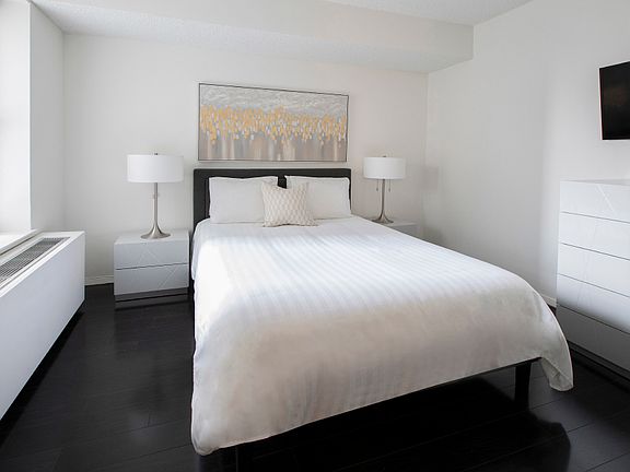 4th image of 150 W 51st St APT 1712