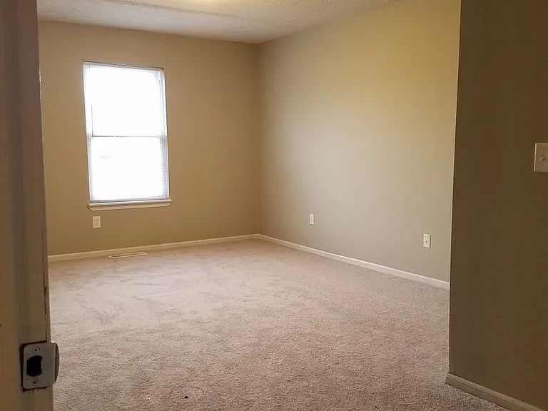 80 Bridgewater Ct — Photo 32