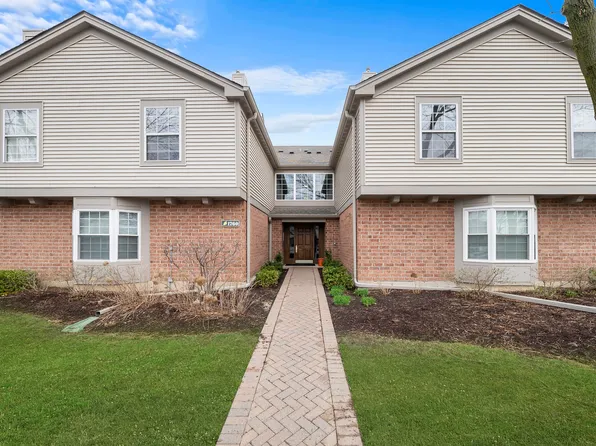 1760 Eastwood Ct APT 8, Schaumburg, IL 60195