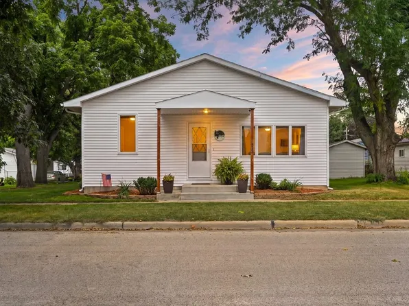 303 1st St SW, Hopkinton, IA 52237