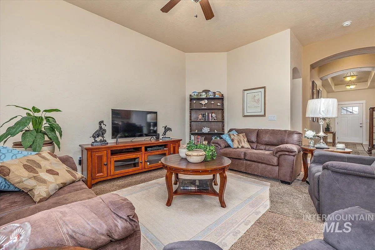 3 bed, 2.0 bath, 1487 sqft, $2,300 — Photo 4