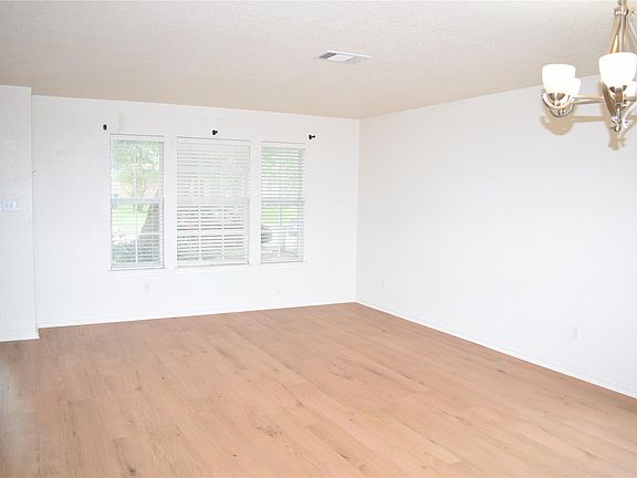 5th image of 2418 Willow Way