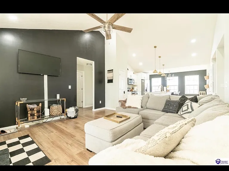 107 Walker Ct — Photo 1