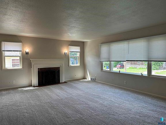 3rd image of 420 S Hawthorne Ave