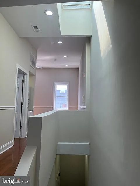 3 bed, 1.0 bath, 900 sqft, $1,800 — Photo 3