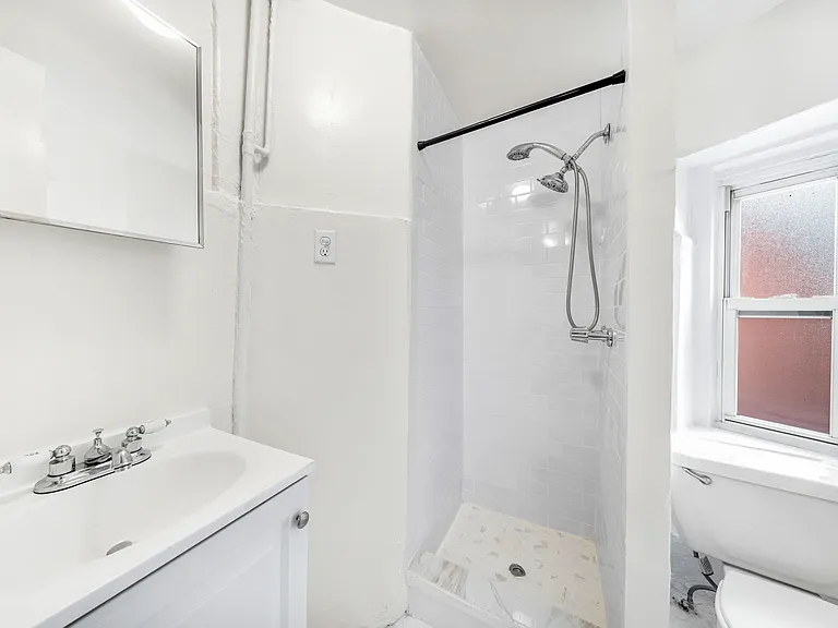 180 Franklin St #B16 — Photo 5