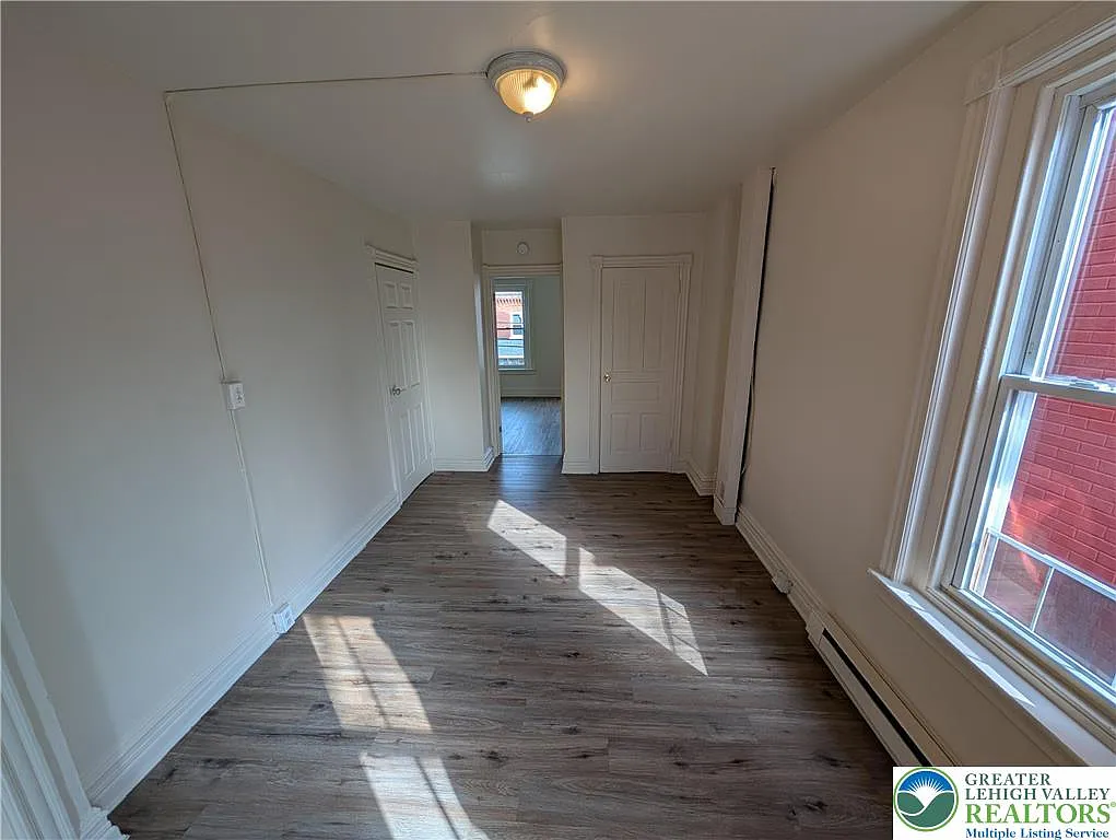 3 bed, 1.0 bath, 800 sqft, $1,300 — Photo 3