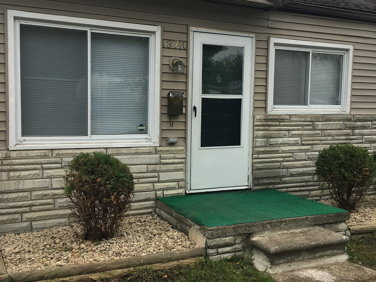 3 bed, 984 sqft, $1,400 — Photo 1