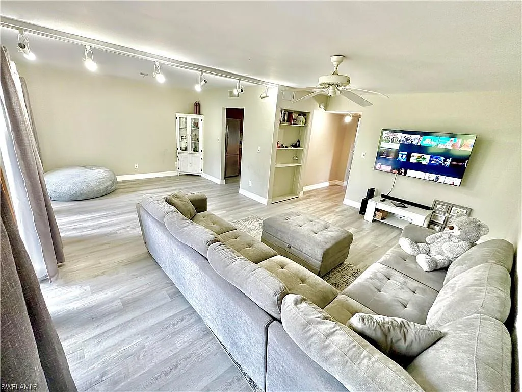 4 bed, 2.5 bath, 2060 sqft, $2,800 — Photo 2