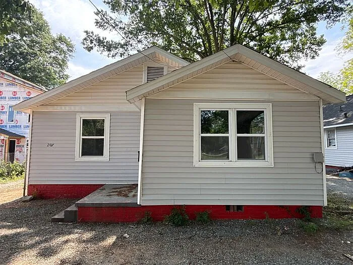 207 Bradford Dr — Photo 1