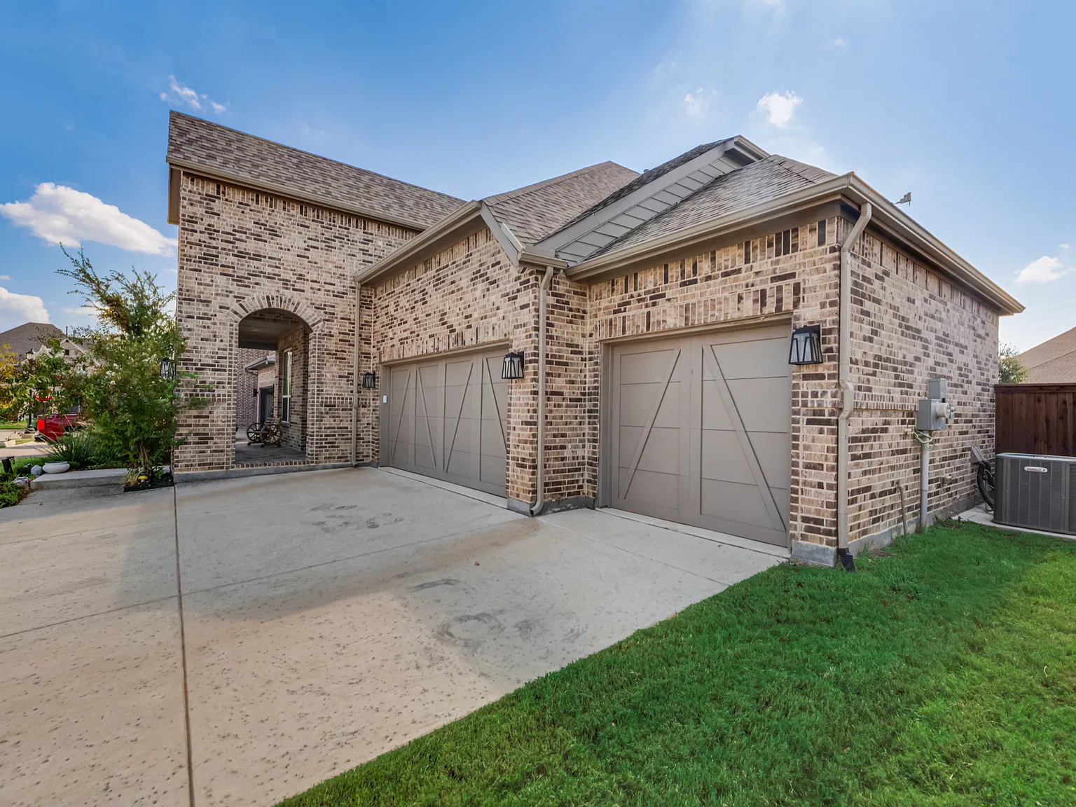 4 bed, 3383 sqft, $4,899 — Photo 2