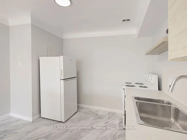 830 Robinson St #204 — Photo 5