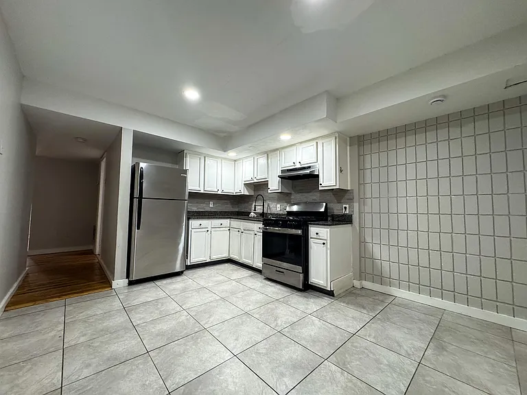 76A11 Sherman Ave #11 — Photo 2