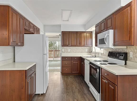 4th image of 727 Carman Woods Dr