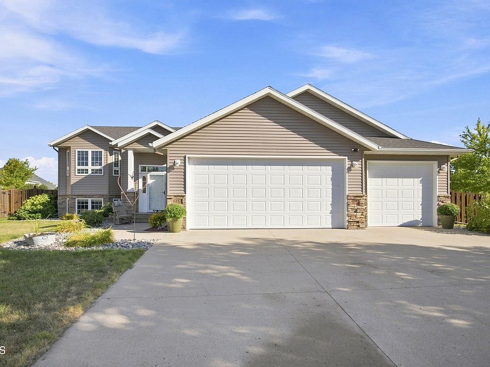 1st image of 616 Lexington Ln