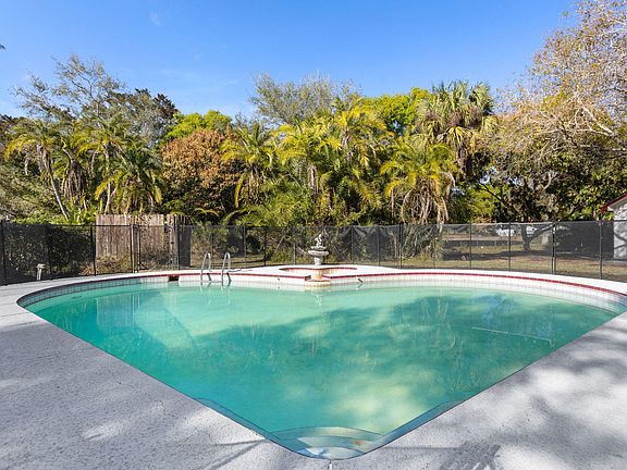 2nd image of 2902 Grove Drive