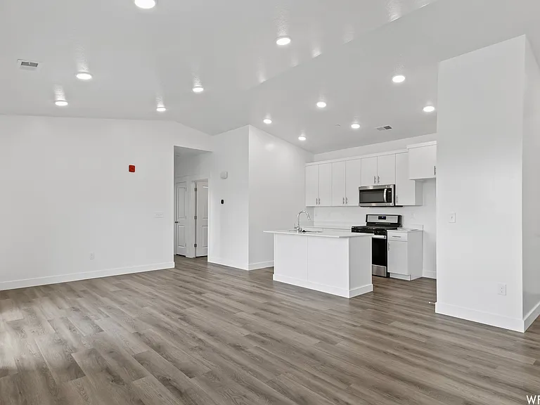 473 W 40 S #1H301 — Photo 2