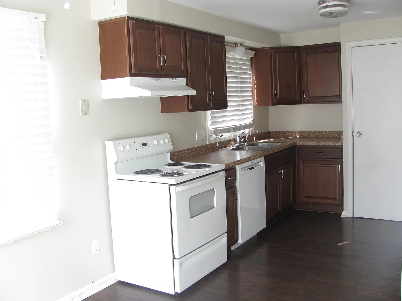 3 bed, 1.5 bath, 1134 sqft, $2,400 — Photo 4