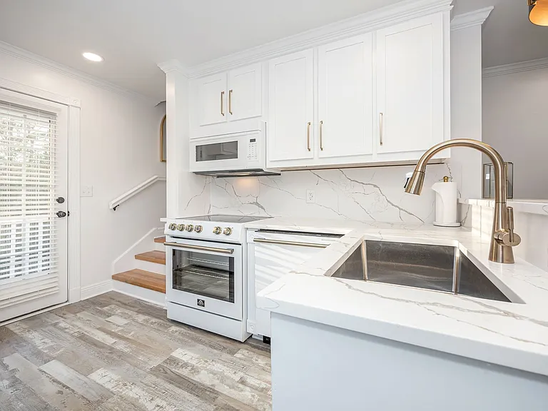 1102 Stanfield Point Rd — Photo 1
