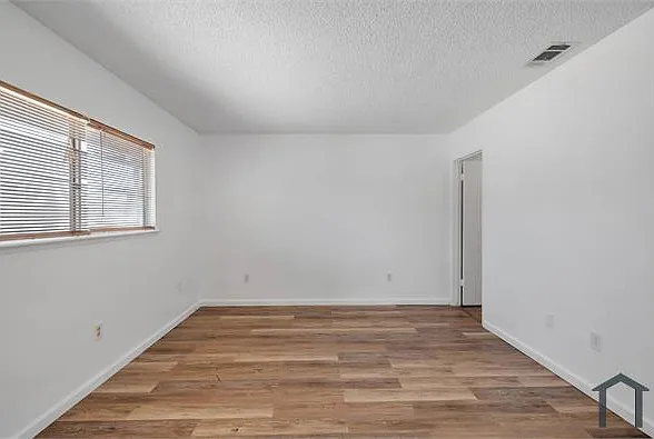 3 bed, 1145 sqft, $2,100 — Photo 4