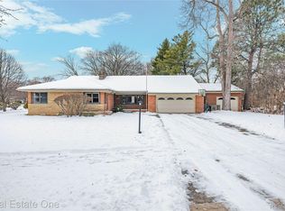 28615 Bloomfield Dr, Lathrup Village, MI 48076