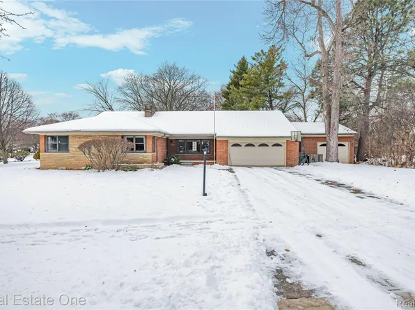 28615 Bloomfield Dr, Lathrup Village, MI 48076