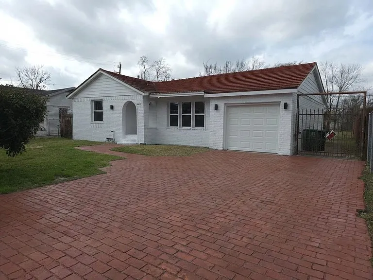 4607 Englewood St — Photo 3