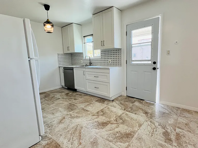 3131 Dwight St — Photo 4