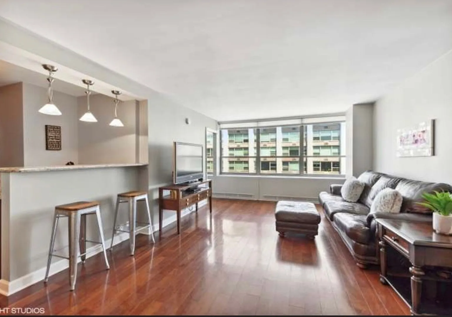 Charming 2BR Condo in Lakeview — Photo 4