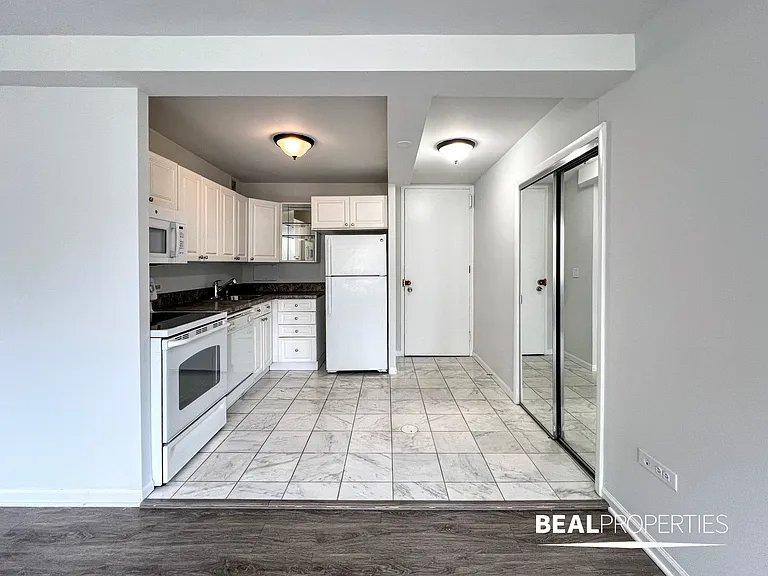 1344 N Dearborn — Photo 16