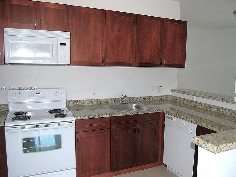 909 SW 15th Ave #4 — Photo 8