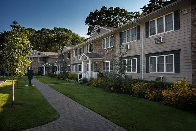 Fairfield Plaza West At West Sayville — Photo 12