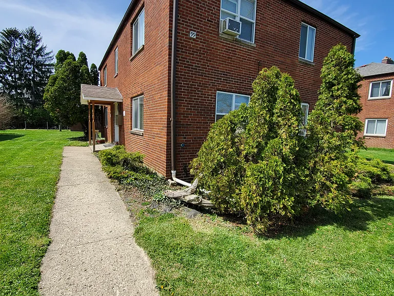 99 N Hampton Rd #D — Photo 2