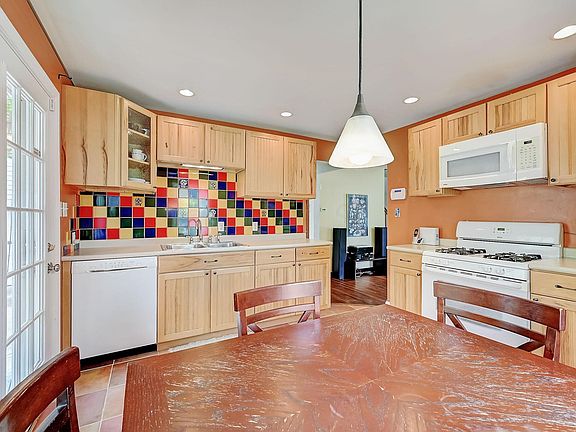 4th image of 892 W 9th Ave