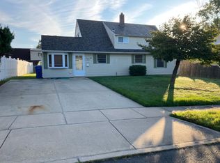 24 Grand Pine Rd, Levittown, PA 19057