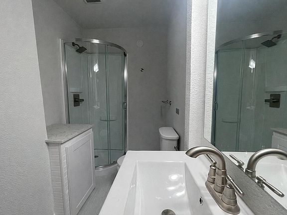 Shared bathroom 1 (downstairs)