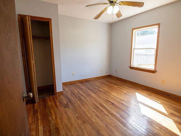 910 Falls St — Photo 10