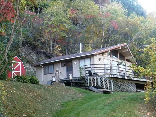 1588 River View Rd, Lansing, IA 52151