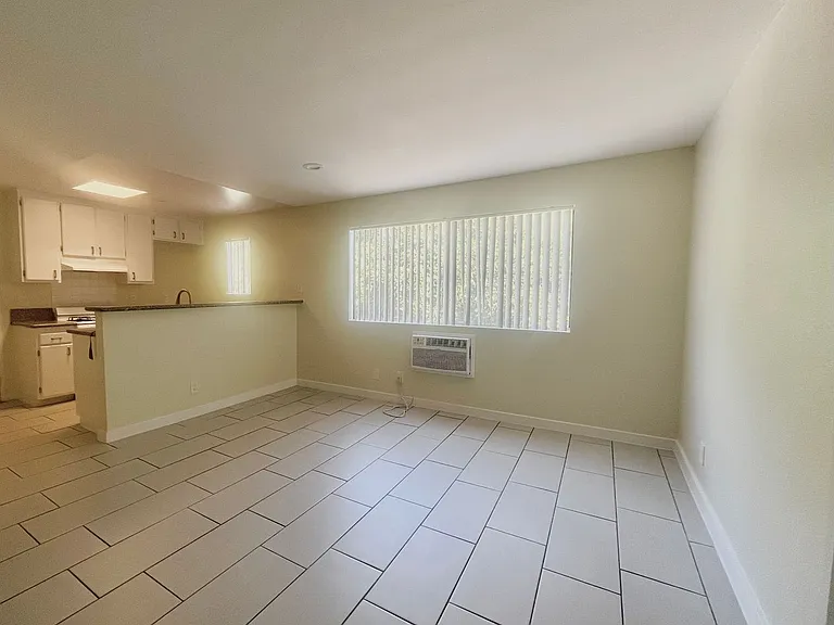 800 Glenoaks Apartments — Photo 15