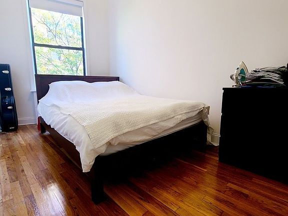 3rd image of 156 W 74th St #3R