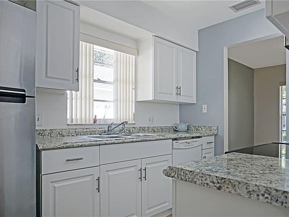 4th image of 7 Rosewood Dr