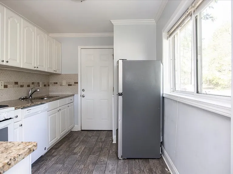 1096 Herndon St NW #B — Photo 16