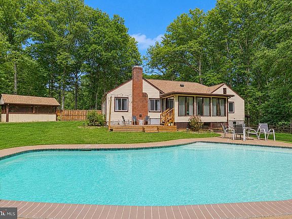 4th image of 10 Ridgeview Cir