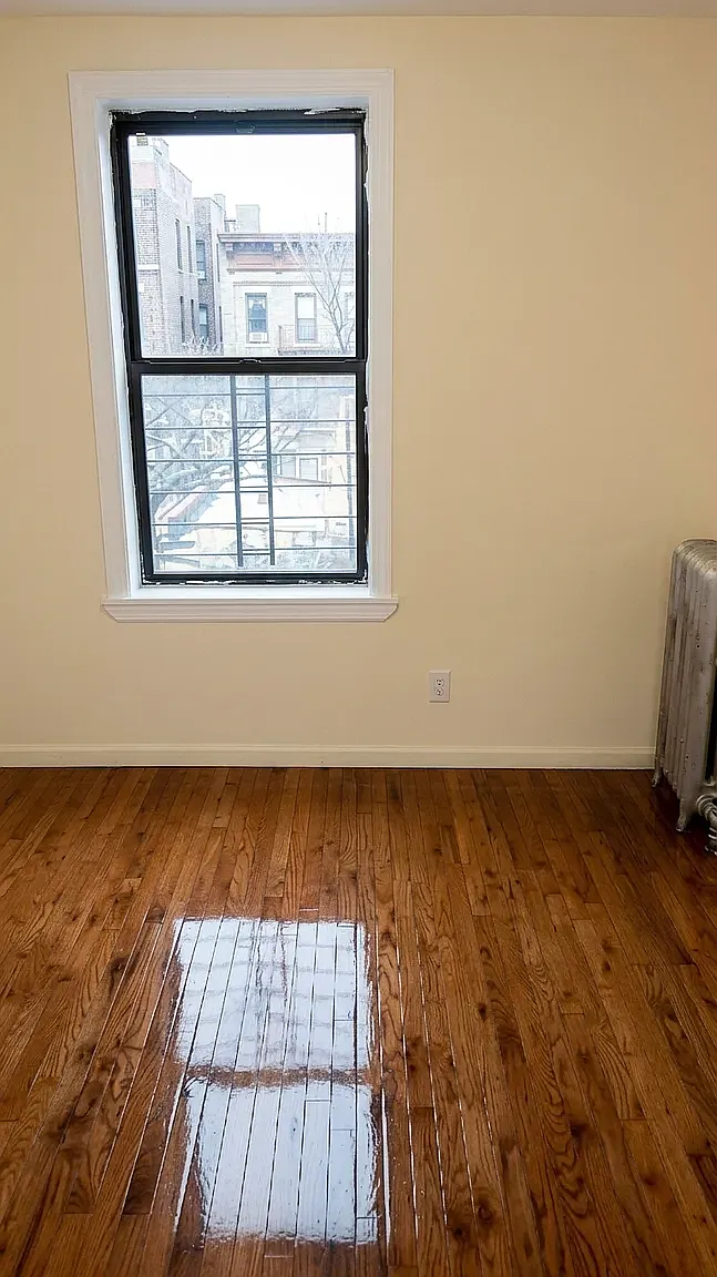 4996 Broadway — Photo 3