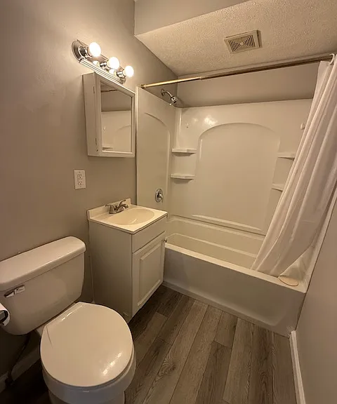 Royal Oaks Apartments — Photo 8