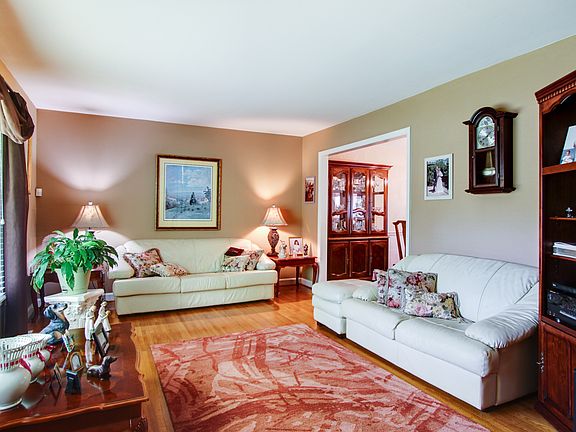 3rd image of 4706 Carousel Dr