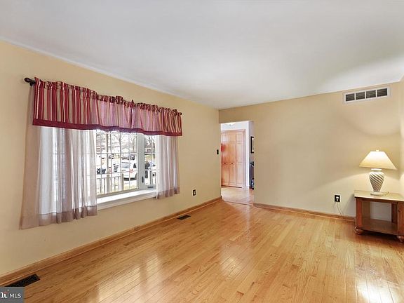 4th image of 126 Carnation Dr