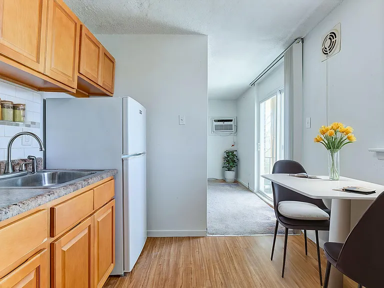 Ivanhoe Apartments — Photo 3
