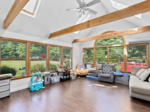 518 County Rd, West Wareham, MA 02576