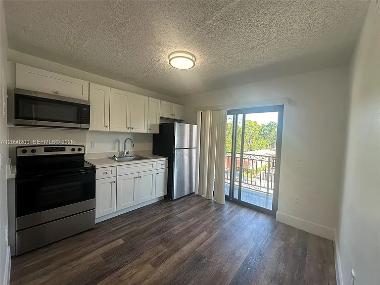 529 SW 4th St #301 — Photo 9